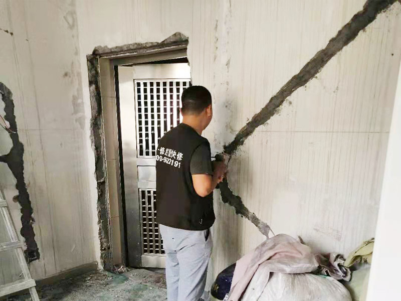 墻面電路開槽維修：電路其實就兩種走法，一種是從地面走，另一種是從天花走。從地面走線就需要從地面開槽和墻面開槽，從天花板上走可以少的破壞墻面，如果墻面走暗管的話還是需要墻面開槽。但更多是做好吊頂，相對而言人工費可能會低一點。