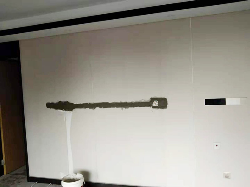 墻面電路開槽維修：電路其實就兩種走法，一種是從地面走，另一種是從天花走。從地面走線就需要從地面開槽和墻面開槽，從天花板上走可以少的破壞墻面，如果墻面走暗管的話還是需要墻面開槽。但更多是做好吊頂，相對而言人工費可能會低一點。