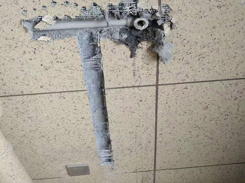 墻面電路開槽維修：電路其實就兩種走法，一種是從地面走，另一種是從天花走。從地面走線就需要從地面開槽和墻面開槽，從天花板上走可以少的破壞墻面，如果墻面走暗管的話還是需要墻面開槽。但更多是做好吊頂，相對而言人工費可能會低一點。