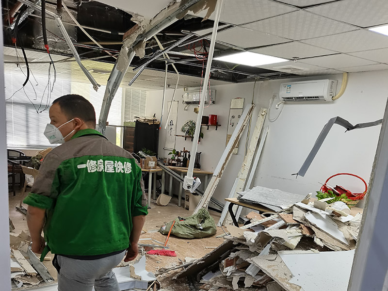 辦公室重新裝修局部拆墻時(shí)應(yīng)根據(jù)戶型圖判斷是否為承重墻；否則不可拆除。辦公室的抗震構(gòu)件如構(gòu)造柱、圈梁等根據(jù)原建筑施工圖來確定，或者請(qǐng)物業(yè)鑒別。還有應(yīng)把墻內(nèi)開關(guān)、插座、有線電視頭、電話線路等有關(guān)線盒拆除、放好，拆墻時(shí)大號(hào)鐵釘?shù)氖芰γ娣e較大，需謹(jǐn)慎面對(duì)，以防誤砸到手。