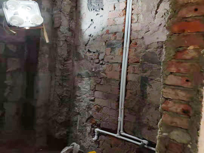 衛(wèi)生間水電改造：按客戶要求，確定水電設(shè)施的準(zhǔn)確位置，施工開槽前做出，在施工前定好位置，施工后不再改動(dòng)或添加。然后以水平線為標(biāo)準(zhǔn)挖線盒，以管徑為標(biāo)準(zhǔn)開槽，用水泥砂漿穩(wěn)線盒，要求與墻面齊平，低位、高位線盒在同一水平，要先做，最后線管固定好。