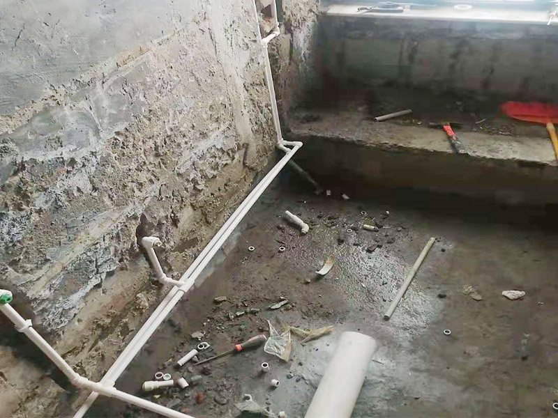 衛(wèi)生間水電改造：按客戶要求，確定水電設(shè)施的準(zhǔn)確位置，施工開槽前做出，在施工前定好位置，施工后不再改動(dòng)或添加。然后以水平線為標(biāo)準(zhǔn)挖線盒，以管徑為標(biāo)準(zhǔn)開槽，用水泥砂漿穩(wěn)線盒，要求與墻面齊平，低位、高位線盒在同一水平，要先做，最后線管固定好。