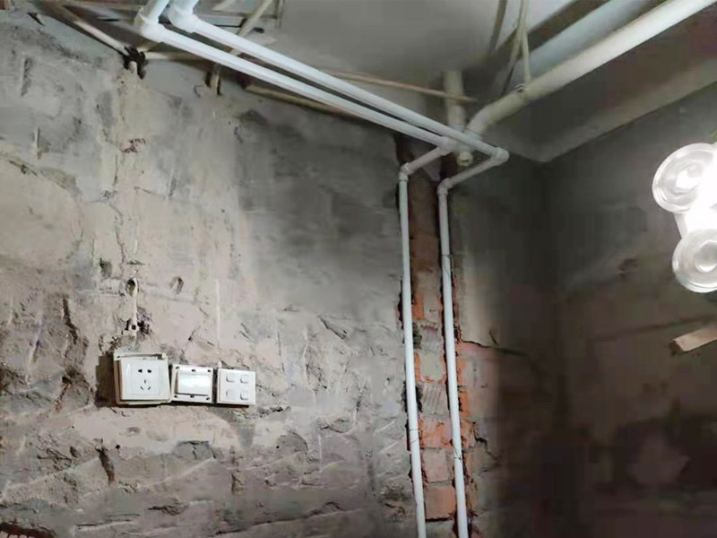 衛(wèi)生間水電改造：按客戶要求，確定水電設(shè)施的準(zhǔn)確位置，施工開槽前做出，在施工前定好位置，施工后不再改動(dòng)或添加。然后以水平線為標(biāo)準(zhǔn)挖線盒，以管徑為標(biāo)準(zhǔn)開槽，用水泥砂漿穩(wěn)線盒，要求與墻面齊平，低位、高位線盒在同一水平，要先做，最后線管固定好。