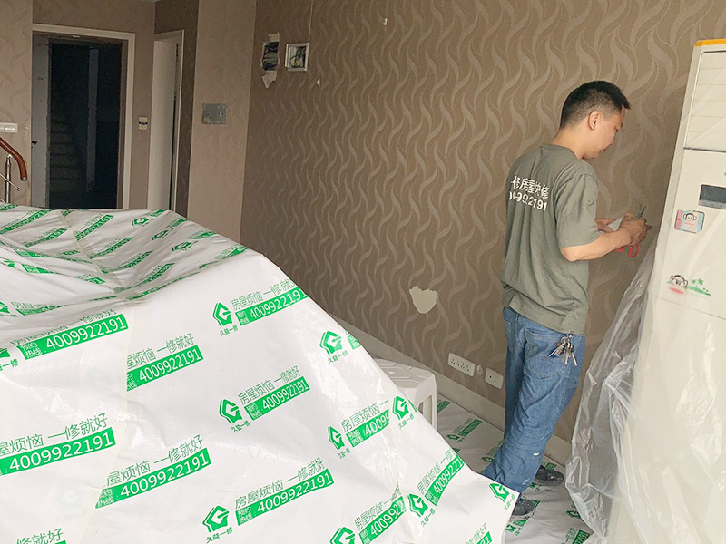 客廳家具空調(diào)成品保護(hù)：舊房墻面刷新會有點(diǎn)麻煩的，比較珍貴的家具建議搬走，或者和一些冰箱空調(diào)之類的可以放在現(xiàn)場讓裝飾公司成品保護(hù)起來，這樣即省了搬運(yùn)費(fèi)，也避免家具空調(diào)等二次污染。