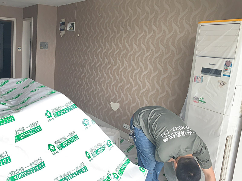 客廳家具空調(diào)成品保護(hù)：舊房墻面刷新會有點(diǎn)麻煩的，比較珍貴的家具建議搬走，或者和一些冰箱空調(diào)之類的可以放在現(xiàn)場讓裝飾公司成品保護(hù)起來，這樣即省了搬運(yùn)費(fèi)，也避免家具空調(diào)等二次污染。