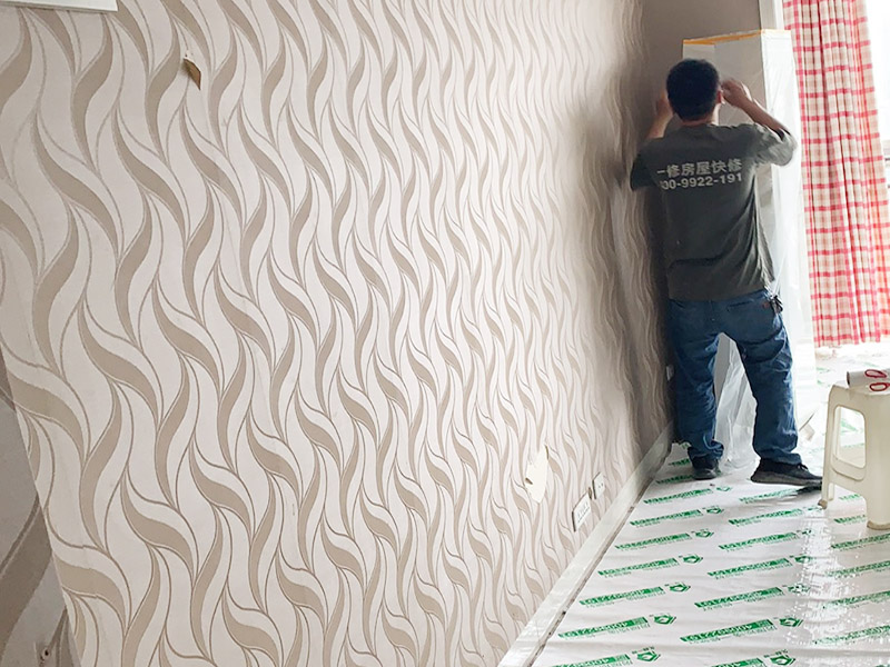 客廳家具空調(diào)成品保護(hù)：舊房墻面刷新會有點(diǎn)麻煩的，比較珍貴的家具建議搬走，或者和一些冰箱空調(diào)之類的可以放在現(xiàn)場讓裝飾公司成品保護(hù)起來，這樣即省了搬運(yùn)費(fèi)，也避免家具空調(diào)等二次污染。