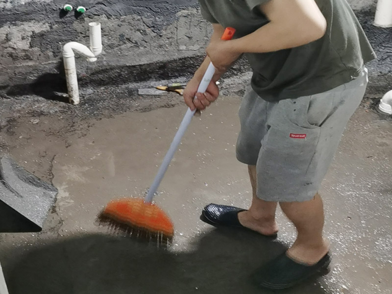 衛(wèi)生間基層清理打掃：廚衛(wèi)是家里水汽最大的地方，尤其是衛(wèi)生間，需要使用大量水進行洗浴，而且每天都要使用，如果不處理好，每天上班都沒心情，所以衛(wèi)生間的防水就一定要認真對待。首先基層需要清理干凈，正所謂萬丈高樓基礎(chǔ)最重要。