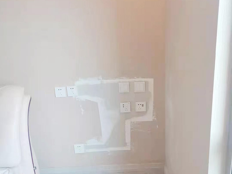 開(kāi)關(guān)電路安裝修補(bǔ)：可以用水泥砂漿填實(shí)抹平，待干后，用免膠石膏找平再批膩?zhàn)?。線槽修補(bǔ)不好，以后線路的話就會(huì)露出來(lái)的，時(shí)間長(zhǎng)了就會(huì)老化破損的。最后還要再鑿墻重新布線安裝。