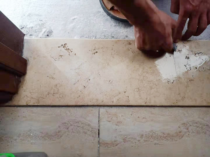 門檻石裂縫修復(fù)：斷裂比較多的通常是衛(wèi)生間門口的門檻石，因?yàn)樾l(wèi)生間過(guò)于潮濕，而天然石材吸水性很強(qiáng)，水分過(guò)多之后石材就更加脆，容易斷裂。用云石膠調(diào)制成和過(guò)門石一樣的顏色，然后嵌入縫隙并打磨光滑就好。