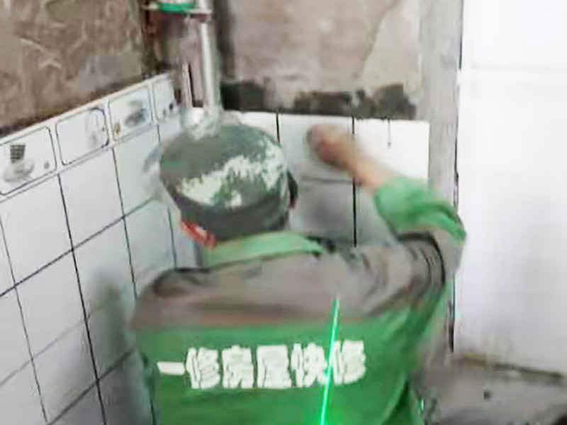 廁所小方磚鋪貼：首先墻面基層清理干凈，衛(wèi)生間采用釉面墻磚，用水泥砂漿，瓷磚需要經(jīng)過(guò)泡水后鋪貼，而且墻磚的鋪貼高度可要高于淋浴的高度，這樣比較防水。在瓷磚鋪貼時(shí)需要以水平線為準(zhǔn)繩，設(shè)置能對(duì)瓷磚起到支撐作用的木板，以防止瓷磚在達(dá)到粘著強(qiáng)度之前位移或下墜。