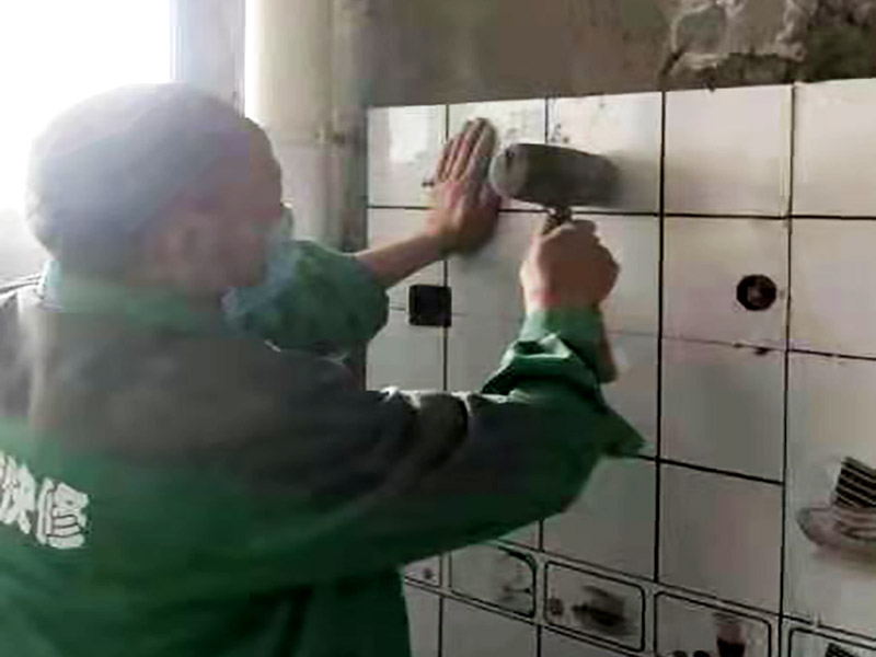 廁所小方磚鋪貼：首先墻面基層清理干凈，衛(wèi)生間采用釉面墻磚，用水泥砂漿，瓷磚需要經(jīng)過(guò)泡水后鋪貼，而且墻磚的鋪貼高度可要高于淋浴的高度，這樣比較防水。在瓷磚鋪貼時(shí)需要以水平線為準(zhǔn)繩，設(shè)置能對(duì)瓷磚起到支撐作用的木板，以防止瓷磚在達(dá)到粘著強(qiáng)度之前位移或下墜。