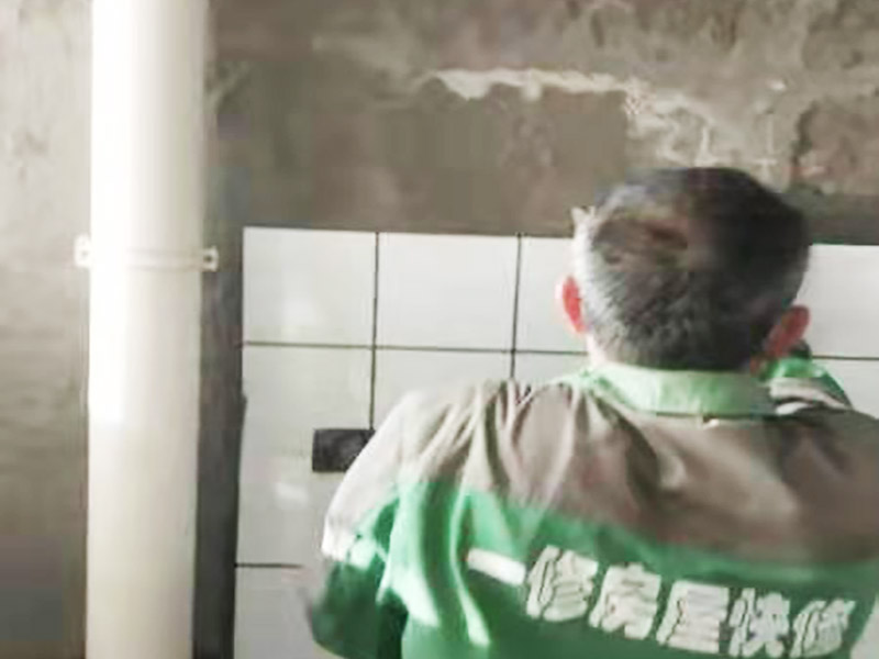 廁所小方磚鋪貼：首先墻面基層清理干凈，衛(wèi)生間采用釉面墻磚，用水泥砂漿，瓷磚需要經(jīng)過(guò)泡水后鋪貼，而且墻磚的鋪貼高度可要高于淋浴的高度，這樣比較防水。在瓷磚鋪貼時(shí)需要以水平線為準(zhǔn)繩，設(shè)置能對(duì)瓷磚起到支撐作用的木板，以防止瓷磚在達(dá)到粘著強(qiáng)度之前位移或下墜。