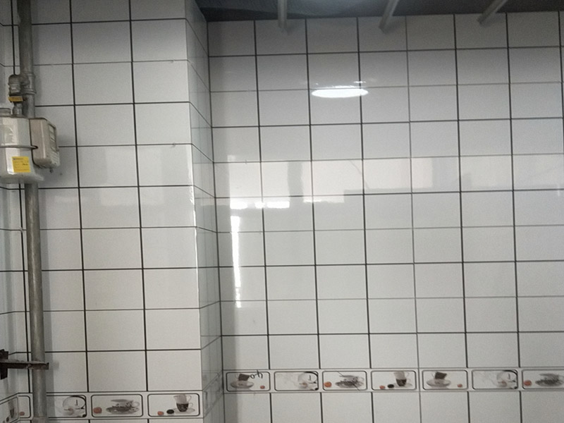 廁所小方磚鋪貼：首先墻面基層清理干凈，衛(wèi)生間采用釉面墻磚，用水泥砂漿，瓷磚需要經(jīng)過(guò)泡水后鋪貼，而且墻磚的鋪貼高度可要高于淋浴的高度，這樣比較防水。在瓷磚鋪貼時(shí)需要以水平線為準(zhǔn)繩，設(shè)置能對(duì)瓷磚起到支撐作用的木板，以防止瓷磚在達(dá)到粘著強(qiáng)度之前位移或下墜。