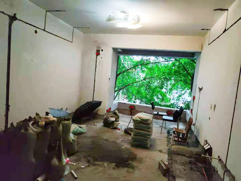 全屋水電改造施工：裝修一套房，水電工作是隱蔽工程，改造完畢后，各種水管、電線等都需埋在墻面、地下或吊頂里，后期不能進(jìn)行檢查維修，因此入墻材料的質(zhì)量就是重中之重必須做好。而如何規(guī)劃水電走向呢？就需要前期將家電家具的位置尺寸都定好，多預(yù)備幾個(gè)空余，以后使用起來才不會后悔莫及。