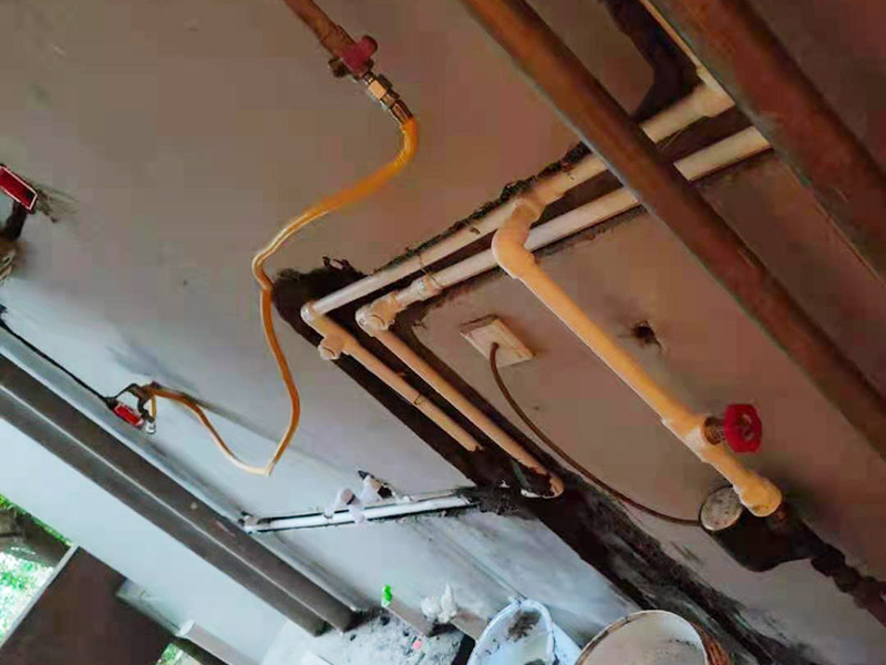 全屋水電改造施工：裝修一套房，水電工作是隱蔽工程，改造完畢后，各種水管、電線等都需埋在墻面、地下或吊頂里，后期不能進(jìn)行檢查維修，因此入墻材料的質(zhì)量就是重中之重必須做好。而如何規(guī)劃水電走向呢？就需要前期將家電家具的位置尺寸都定好，多預(yù)備幾個(gè)空余，以后使用起來才不會后悔莫及。