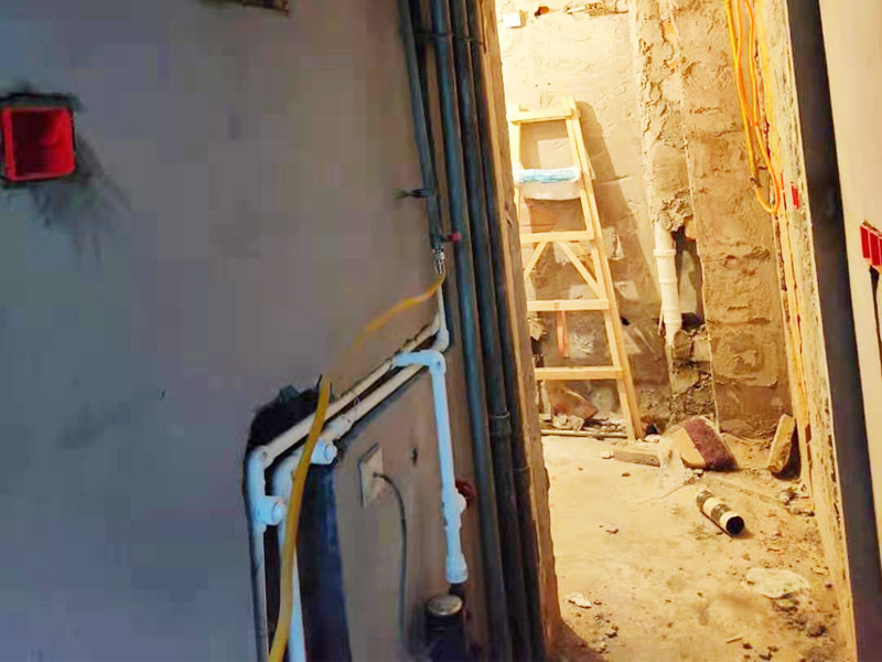 全屋水電改造施工：裝修一套房，水電工作是隱蔽工程，改造完畢后，各種水管、電線等都需埋在墻面、地下或吊頂里，后期不能進(jìn)行檢查維修，因此入墻材料的質(zhì)量就是重中之重必須做好。而如何規(guī)劃水電走向呢？就需要前期將家電家具的位置尺寸都定好，多預(yù)備幾個(gè)空余，以后使用起來才不會后悔莫及。