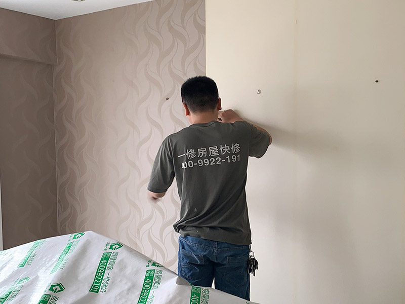 客廳墻面墻紙鏟除：盡量貼近墻面，捏住墻紙的一角，試著將其從墻面上揭下。朝著自己的方向?qū)垊冸x墻面，這樣更容易揭下墻紙。如果不容易撕的話，可以在墻面滾刷一些肥皂水，然后用美工刀、剃刀片或墻紙刮刀，沿水平方向?qū)⑴f墻紙割開，讓溫肥皂水或墻紙剝除劑滲到墻紙的后面，軟化粘合劑，然后就可以從石膏墻上撕除或刮除墻紙了。