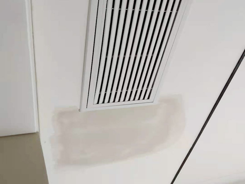 天花板局部修補(bǔ)：天花板有裂縫或者掉皮為什么，可能是天花板本身內(nèi)部潮氣重，可能是是因?yàn)槟佔(zhàn)颖旧淼哪z性差，或者是天花層膩?zhàn)釉瓉砼翁瘢瑢?dǎo)致附著力差。如果鏟除膩?zhàn)又蟀l(fā)現(xiàn)天花開裂是因?yàn)樘旎ò灞旧硪蚪ㄖ蛴辛芽p導(dǎo)致的，可以先用素水泥把裂縫修補(bǔ)好，然后在裂縫處用界面劑貼一塊白布或嵌縫帶，然后再滿刮膩?zhàn)樱詈蟠蚰ニ⑵?；可以徹底根除這個(gè)問題；