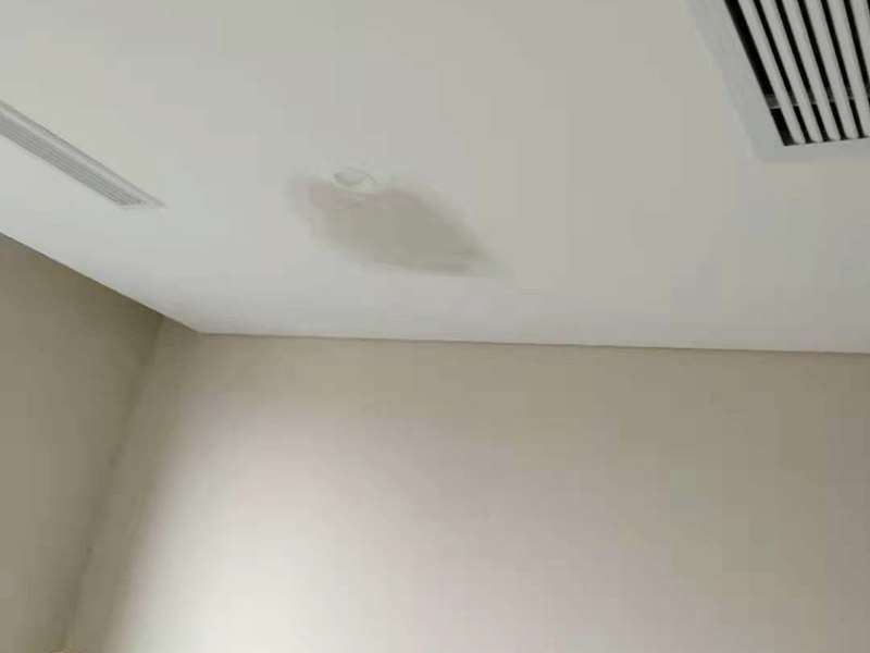 天花板局部修補(bǔ)：天花板有裂縫或者掉皮為什么，可能是天花板本身內(nèi)部潮氣重，可能是是因?yàn)槟佔(zhàn)颖旧淼哪z性差，或者是天花層膩?zhàn)釉瓉砼翁瘢瑢?dǎo)致附著力差。如果鏟除膩?zhàn)又蟀l(fā)現(xiàn)天花開裂是因?yàn)樘旎ò灞旧硪蚪ㄖ蛴辛芽p導(dǎo)致的，可以先用素水泥把裂縫修補(bǔ)好，然后在裂縫處用界面劑貼一塊白布或嵌縫帶，然后再滿刮膩?zhàn)?，最后打磨刷漆；可以徹底根除這個(gè)問題；