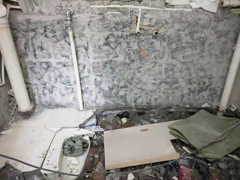 衛(wèi)生間拆除裝修：衛(wèi)生間的瓷磚拆除有很多需要特別注意的地方，操作不當(dāng)會破壞其他的設(shè)施，所以在拆除前就需要留下來的衛(wèi)浴用具。事前準備做好了，后面的工序才能有條不紊地進行。馬桶的拆卸則是留到敲磚后進行的。以免敲磚時掉落的瓷磚砸壞排水管，或掉到排水管道中造成淤塞。