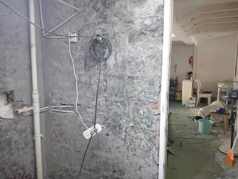 衛(wèi)生間拆除裝修：衛(wèi)生間的瓷磚拆除有很多需要特別注意的地方，操作不當(dāng)會破壞其他的設(shè)施，所以在拆除前就需要留下來的衛(wèi)浴用具。事前準備做好了，后面的工序才能有條不紊地進行。馬桶的拆卸則是留到敲磚后進行的。以免敲磚時掉落的瓷磚砸壞排水管，或掉到排水管道中造成淤塞。