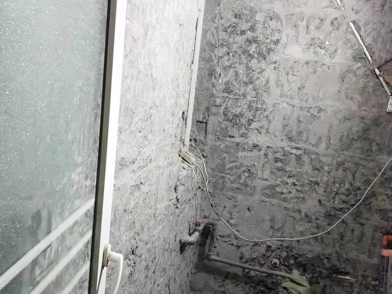 衛(wèi)生間拆除裝修：衛(wèi)生間的瓷磚拆除有很多需要特別注意的地方，操作不當(dāng)會破壞其他的設(shè)施，所以在拆除前就需要留下來的衛(wèi)浴用具。事前準備做好了，后面的工序才能有條不紊地進行。馬桶的拆卸則是留到敲磚后進行的。以免敲磚時掉落的瓷磚砸壞排水管，或掉到排水管道中造成淤塞。