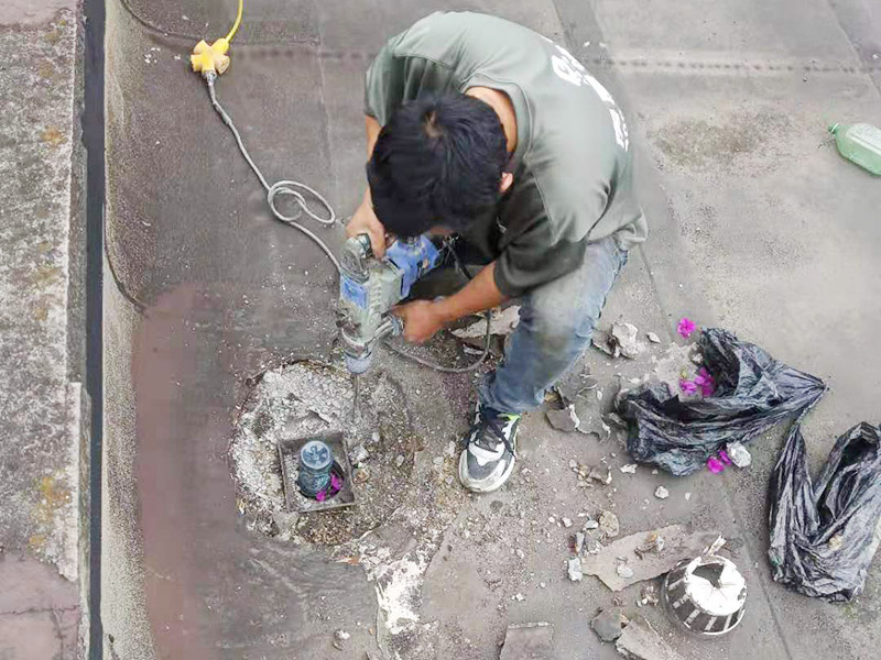 屋頂排水管疏通防水：屋頂排水不做好，不止是樓頂住戶遭殃哦，如果上面沒問題，就是整體防水層出問題了，結(jié)構(gòu)板阻水，水從薄弱的地方留出很正常，如果這里在下面堵了，會從別的地方出來。首先就先要將周邊清理干凈然后再電鉆疏通維修。