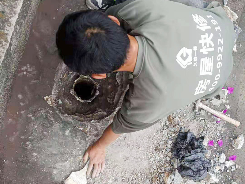 屋頂排水管疏通防水：屋頂排水不做好，不止是樓頂住戶遭殃哦，如果上面沒問題，就是整體防水層出問題了，結(jié)構(gòu)板阻水，水從薄弱的地方留出很正常，如果這里在下面堵了，會從別的地方出來。首先就先要將周邊清理干凈然后再電鉆疏通維修。