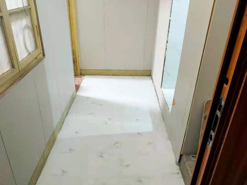  衛(wèi)生間貼瓷磚多少錢(qián)不能一概而論，因?yàn)榇纱u的品牌，尺寸不同，價(jià)格自然不同。因此貼起來(lái)也是不同的，所以衛(wèi)生間貼瓷磚多少錢(qián)還要看裝修公司的具體報(bào)價(jià)表了?；蛘呖梢灾苯影氚约河喆纱u，然只早人工服務(wù)價(jià)格就會(huì)實(shí)惠且明確一些。