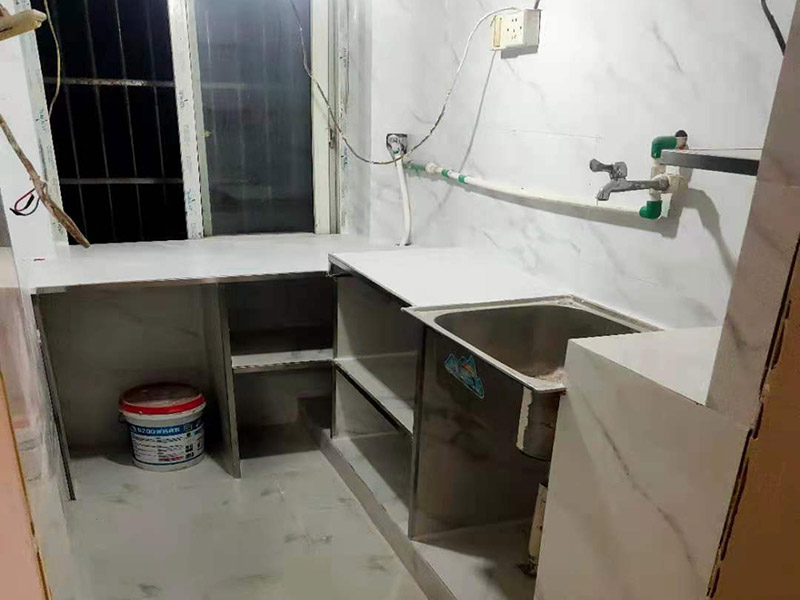  衛(wèi)生間貼瓷磚多少錢(qián)不能一概而論，因?yàn)榇纱u的品牌，尺寸不同，價(jià)格自然不同。因此貼起來(lái)也是不同的，所以衛(wèi)生間貼瓷磚多少錢(qián)還要看裝修公司的具體報(bào)價(jià)表了?；蛘呖梢灾苯影氚约河喆纱u，然只早人工服務(wù)價(jià)格就會(huì)實(shí)惠且明確一些。