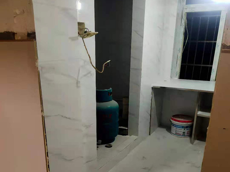  衛(wèi)生間貼瓷磚多少錢(qián)不能一概而論，因?yàn)榇纱u的品牌，尺寸不同，價(jià)格自然不同。因此貼起來(lái)也是不同的，所以衛(wèi)生間貼瓷磚多少錢(qián)還要看裝修公司的具體報(bào)價(jià)表了。或者可以直接半包自己訂瓷磚，然只早人工服務(wù)價(jià)格就會(huì)實(shí)惠且明確一些。