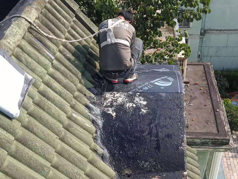 屋面防水卷材鋪貼：防水層鋪貼之前，其它工程施工完畢后清理基層。保證基層平整且干凈，然后再待表面瀝青熔化一薄層后，邊烘烤邊向前滾動(dòng)卷材，并用壓輥壓實(shí)，熔化卷材表面瀝青，不能過(guò)多地流淌，或者用膠粘劑粘平，干燥數(shù)分鐘后用壓輥壓實(shí)。