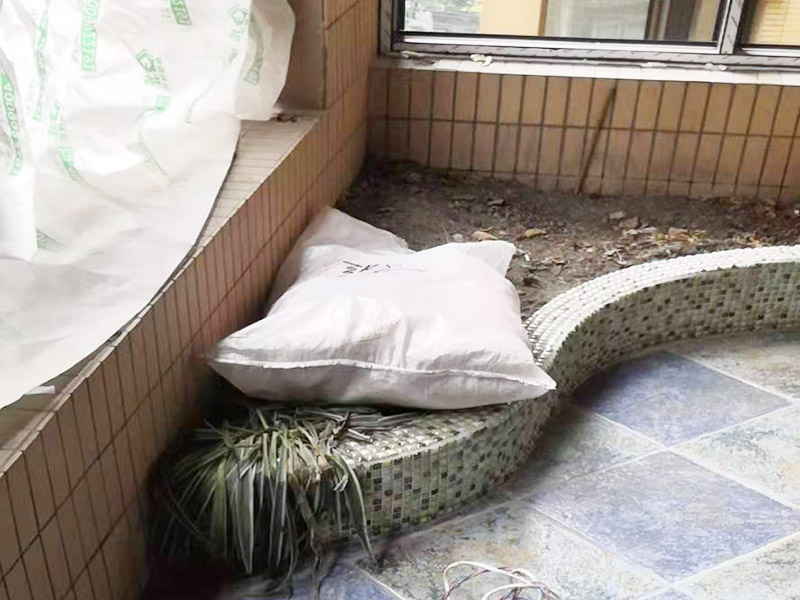 陽臺拆除施工：如果是陽臺地磚不再二次利用，那就可以直接用電鉆拆除就好。如果拆下來沒有損壞地磚的話，那是可以繼續(xù)使用的，但需要把背后的水泥漿除去，這個是比較麻煩的，弄不好就會把地磚弄壞，還要看運氣，最后沒損壞的磚少而且還費時間。