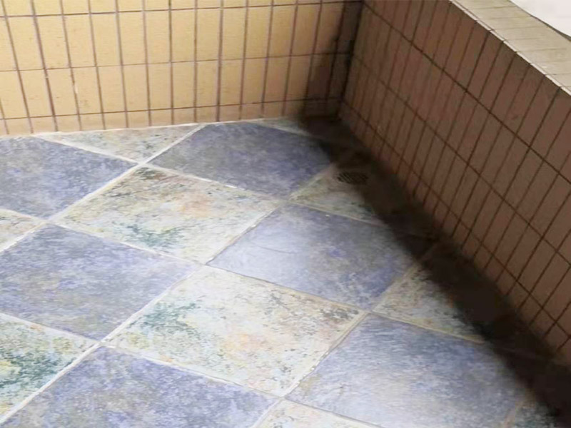 陽臺拆除施工：如果是陽臺地磚不再二次利用，那就可以直接用電鉆拆除就好。如果拆下來沒有損壞地磚的話，那是可以繼續(xù)使用的，但需要把背后的水泥漿除去，這個是比較麻煩的，弄不好就會把地磚弄壞，還要看運氣，最后沒損壞的磚少而且還費時間。