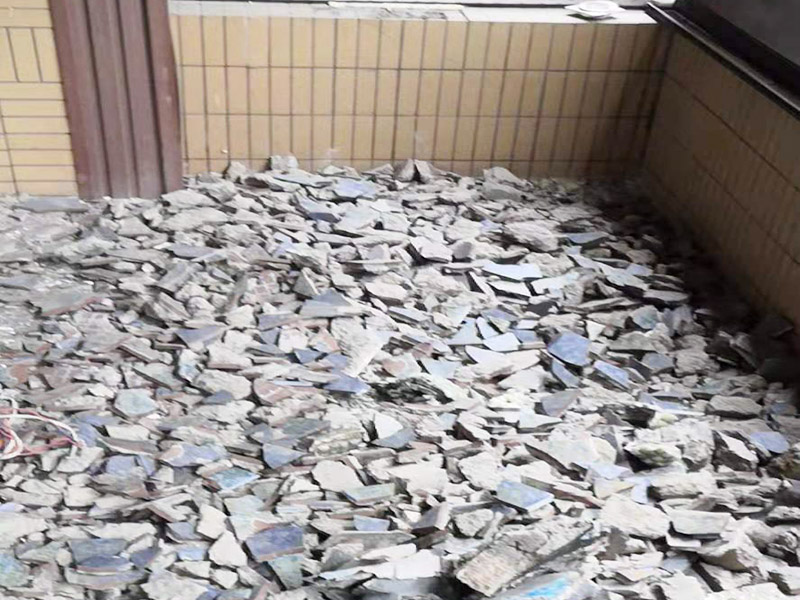 陽臺拆除施工：如果是陽臺地磚不再二次利用，那就可以直接用電鉆拆除就好。如果拆下來沒有損壞地磚的話，那是可以繼續(xù)使用的，但需要把背后的水泥漿除去，這個是比較麻煩的，弄不好就會把地磚弄壞，還要看運氣，最后沒損壞的磚少而且還費時間。