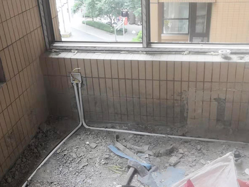 陽臺拆除施工：如果是陽臺地磚不再二次利用，那就可以直接用電鉆拆除就好。如果拆下來沒有損壞地磚的話，那是可以繼續(xù)使用的，但需要把背后的水泥漿除去，這個是比較麻煩的，弄不好就會把地磚弄壞，還要看運氣，最后沒損壞的磚少而且還費時間。