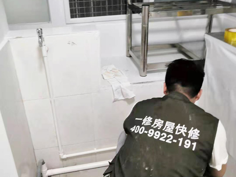 浴室花灑維修安裝：花灑是衛(wèi)浴組合中比較重要的一個部分，只有花灑足夠的好，水足夠的大，我們洗澡的時候才足夠的舒服?；?nèi)絲彎頭出水口要掌握好左熱右冷不能錯，預(yù)留絲頭是要考慮到貼墻磚的厚度，最好讓高出毛胚墻15mm,如果和毛胚墻水平，等貼完了墻磚你就會發(fā)現(xiàn)絲頭陷在墻里太深，弄不好會裝不上淋浴器。