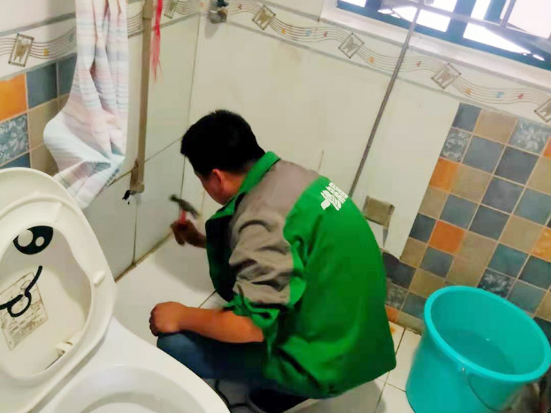 浴室花灑維修安裝：花灑是衛(wèi)浴組合中比較重要的一個部分，只有花灑足夠的好，水足夠的大，我們洗澡的時候才足夠的舒服?；?nèi)絲彎頭出水口要掌握好左熱右冷不能錯，預(yù)留絲頭是要考慮到貼墻磚的厚度，最好讓高出毛胚墻15mm,如果和毛胚墻水平，等貼完了墻磚你就會發(fā)現(xiàn)絲頭陷在墻里太深，弄不好會裝不上淋浴器。