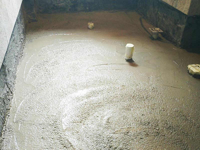 廁所地面找平施工：更換衛(wèi)生間的地磚，在將原有地磚鑿去之后，一定要先用水泥砂漿將地面找平，回填建議最理想用陶粒，次之用輕質(zhì)磚，常用建渣，亦可架空，煤渣也可較少了。然后再做防水處理。攪勻防水材料，要均勻一致，操作時先墻面后地面，從內(nèi)向外退著操作,待干固后做閉水試驗幾天，然后再開始貼磚。