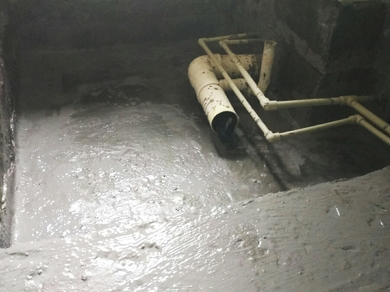 廁所地面找平施工：更換衛(wèi)生間的地磚，在將原有地磚鑿去之后，一定要先用水泥砂漿將地面找平，回填建議最理想用陶粒，次之用輕質(zhì)磚，常用建渣，亦可架空，煤渣也可較少了。然后再做防水處理。攪勻防水材料，要均勻一致，操作時先墻面后地面，從內(nèi)向外退著操作,待干固后做閉水試驗幾天，然后再開始貼磚。