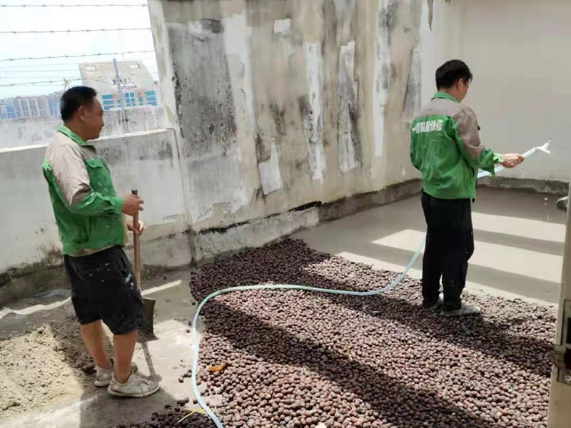 地面陶粒找平：首先需要在地面和墻體連著做兩遍防水，而且墻體的高度最少要高出40公分；然后用混凝土制作若干小格子，并填充防潮陶粒；接著在格子上鋪制鋼筋網(wǎng)，保持陶粒層的牢固；最后在陶粒層上鋪墊混凝土并找平，待干透后再刷素水泥漿就好。