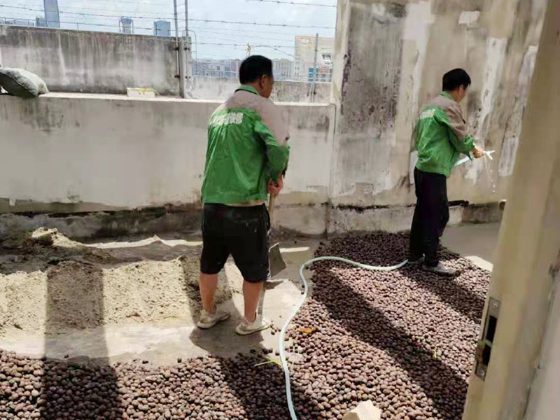 地面陶粒找平：首先需要在地面和墻體連著做兩遍防水，而且墻體的高度最少要高出40公分；然后用混凝土制作若干小格子，并填充防潮陶粒；接著在格子上鋪制鋼筋網(wǎng)，保持陶粒層的牢固；最后在陶粒層上鋪墊混凝土并找平，待干透后再刷素水泥漿就好。