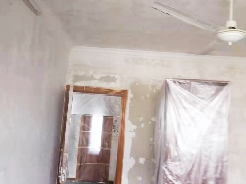 墻皮鏟除刷新：一般情況下先用水將原墻澆濕，先讓墻體表面有個(gè)濕潤(rùn)度，然后將滾子完全浸到水中，浸濕完全后拿出來(lái)在需要鏟的墻面進(jìn)行滾動(dòng)，或者也可以直接鏟的墻面，不過(guò)施工中要注意不可用蠻力，以免碰到稍硬的地方損壞工具或者傷到墻內(nèi)水管或者電路。