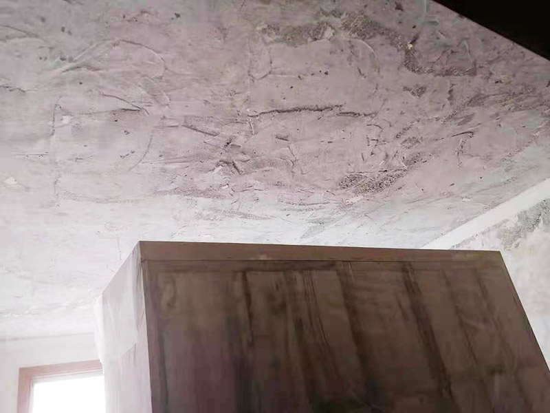 墻皮鏟除刷新：一般情況下先用水將原墻澆濕，先讓墻體表面有個(gè)濕潤(rùn)度，然后將滾子完全浸到水中，浸濕完全后拿出來(lái)在需要鏟的墻面進(jìn)行滾動(dòng)，或者也可以直接鏟的墻面，不過(guò)施工中要注意不可用蠻力，以免碰到稍硬的地方損壞工具或者傷到墻內(nèi)水管或者電路。