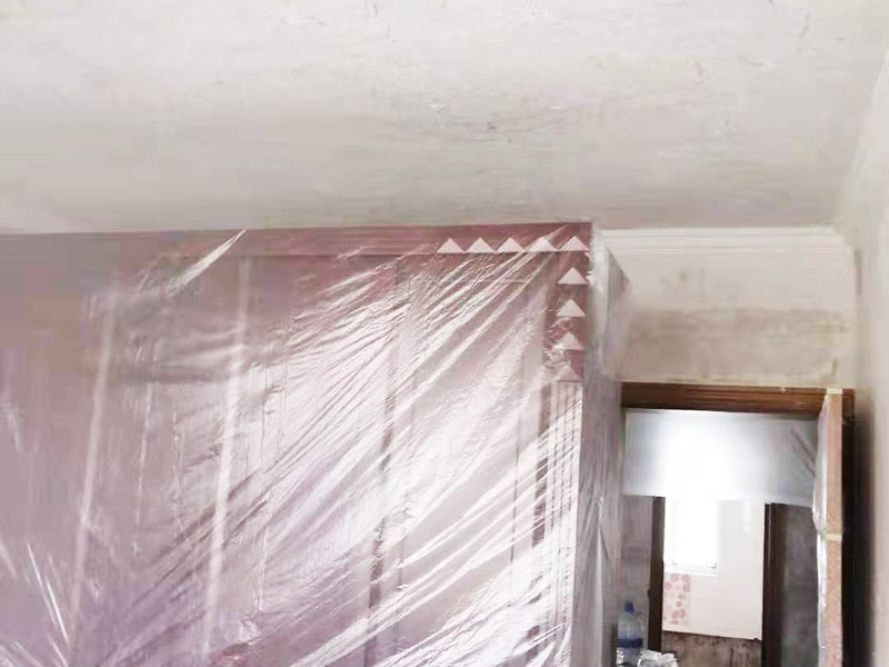 墻皮鏟除刷新：一般情況下先用水將原墻澆濕，先讓墻體表面有個(gè)濕潤(rùn)度，然后將滾子完全浸到水中，浸濕完全后拿出來(lái)在需要鏟的墻面進(jìn)行滾動(dòng)，或者也可以直接鏟的墻面，不過(guò)施工中要注意不可用蠻力，以免碰到稍硬的地方損壞工具或者傷到墻內(nèi)水管或者電路。