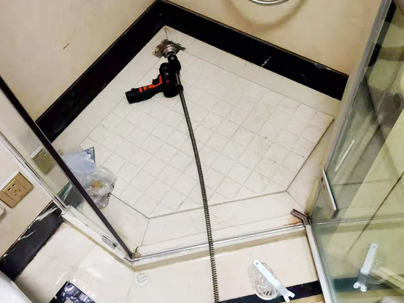 浴室鋼化膜防水涂刷：浴室玻璃墻防水工程和涂料，因為浴室濕氣比較重，所以都需要耐性比較好的，爆嗮不會裂開，低溫性也要好的，高溫不變軟，綠樹環(huán)保的，所以要選擇那些具有防水，防腐特點的材料。