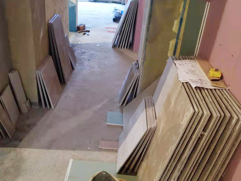 毛坯房貼磚裝修：毛坯房的墻面，并不是沒有用水泥砂漿粉刷過，一般來說，只要是平整的，就可以貼瓷磚的。如果墻面的平整度、垂直度有些不夠好，那么也是可以用水泥砂漿進(jìn)行修補(bǔ)處理的?；蛘哒f是先用專用的防水涂料或者砂漿防水劑來做好防水，其中如果是使用的防水涂料，那么為了保證防水層的強(qiáng)度和貼磚的粘性，是需要先做一個(gè)砂漿的保護(hù)層，然后再使用瓷磚膠來鋪貼瓷磚就沒問題了。