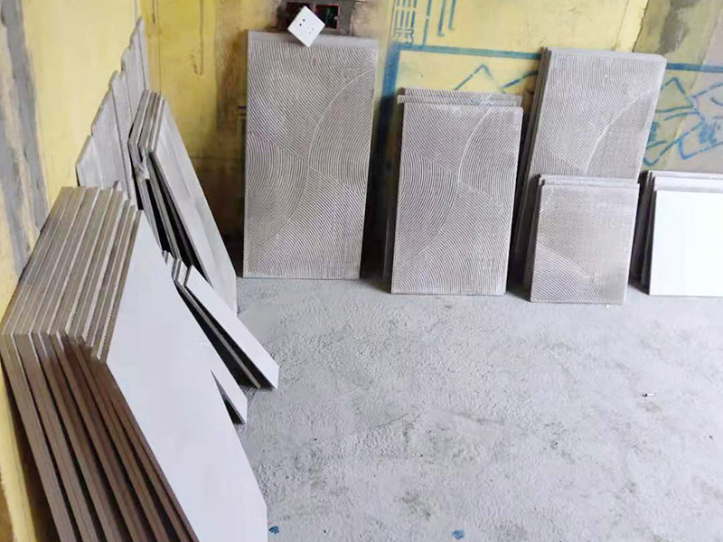 毛坯房貼磚裝修：毛坯房的墻面，并不是沒有用水泥砂漿粉刷過，一般來說，只要是平整的，就可以貼瓷磚的。如果墻面的平整度、垂直度有些不夠好，那么也是可以用水泥砂漿進(jìn)行修補(bǔ)處理的?；蛘哒f是先用專用的防水涂料或者砂漿防水劑來做好防水，其中如果是使用的防水涂料，那么為了保證防水層的強(qiáng)度和貼磚的粘性，是需要先做一個(gè)砂漿的保護(hù)層，然后再使用瓷磚膠來鋪貼瓷磚就沒問題了。