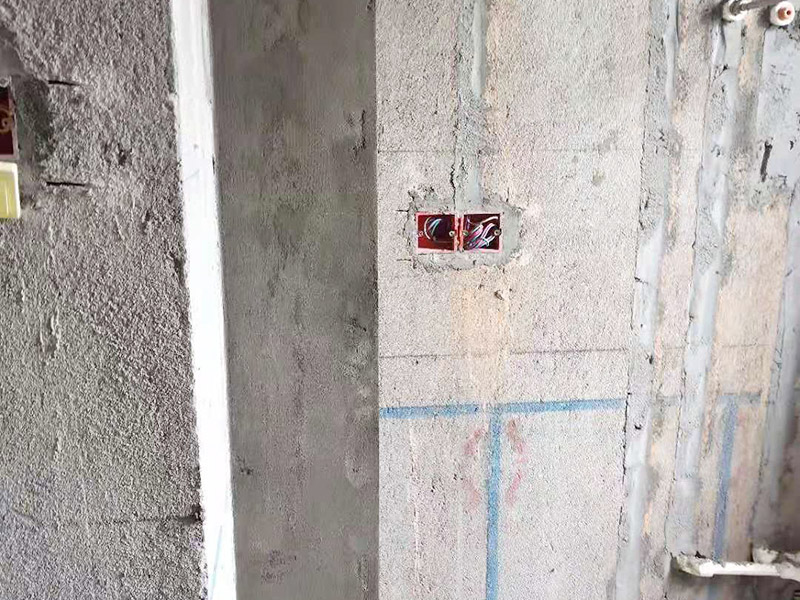 毛坯房貼磚裝修：毛坯房的墻面，并不是沒有用水泥砂漿粉刷過，一般來說，只要是平整的，就可以貼瓷磚的。如果墻面的平整度、垂直度有些不夠好，那么也是可以用水泥砂漿進(jìn)行修補(bǔ)處理的?；蛘哒f是先用專用的防水涂料或者砂漿防水劑來做好防水，其中如果是使用的防水涂料，那么為了保證防水層的強(qiáng)度和貼磚的粘性，是需要先做一個(gè)砂漿的保護(hù)層，然后再使用瓷磚膠來鋪貼瓷磚就沒問題了。