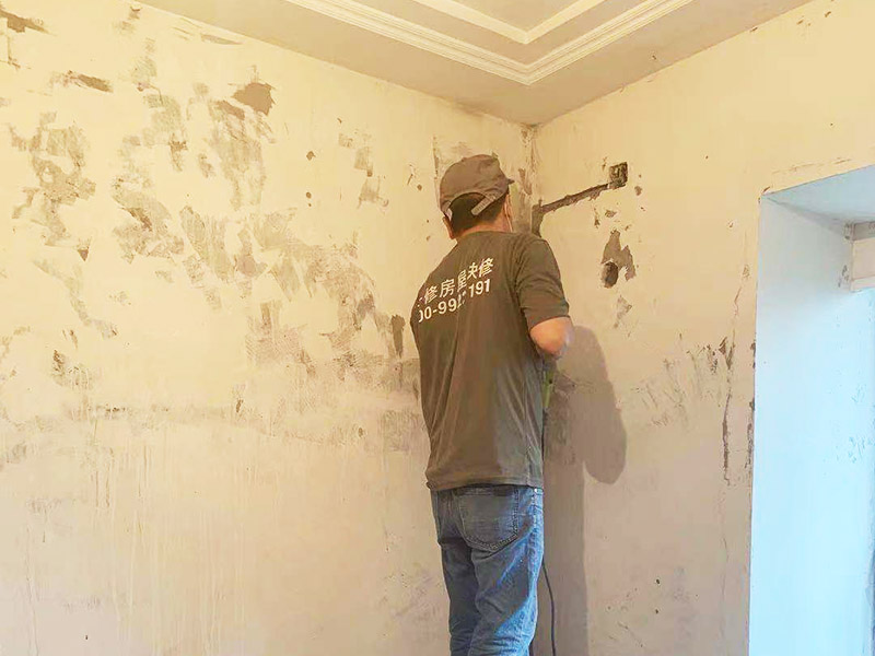 墻面線管開槽維修:在切割的過程中可以先將準(zhǔn)備好的水灑在墻面上，這樣切割會更加容易，減少切割過程的灰塵,放線定位好以后我們用切割機(jī)沿著線的邊緣地帶進(jìn)行切割，盡量的控制切割的力度并保持使用的力度均勻，沿著邊線一直走一遍，切割完畢以后，用鏨子沿著切割的邊縫隙進(jìn)行搗碎，這樣很好的拓寬開槽的寬度。